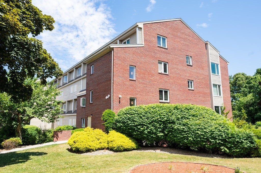 4 Duck Pond Road, Unit 213 Beverly, MA 01915 - Photo 4 of 27 Gallery Image 4