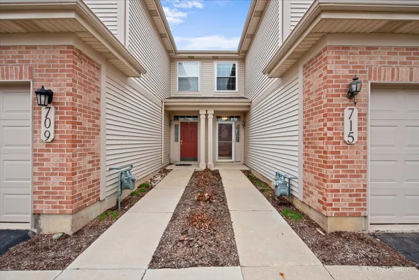 $360,000 | 715 Riding Lane, Unit 715, St. Charles, IL 60174
