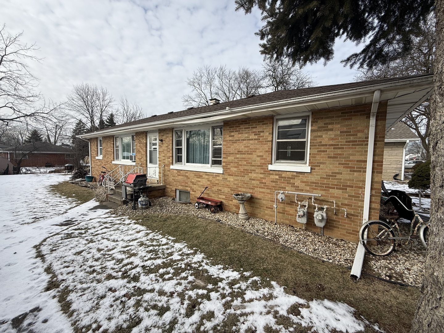1505 East Street Lockport, IL 60441 - Photo 2 of 6 a view of a backyard with sitting area