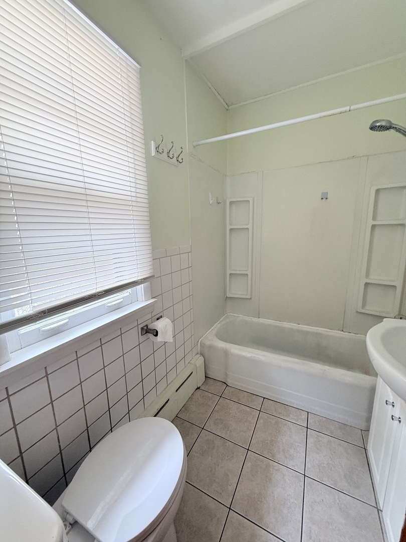 1505 East Street Lockport, IL 60441 - Photo 4 of 6 a bathroom with a toilet a sink and bathtub