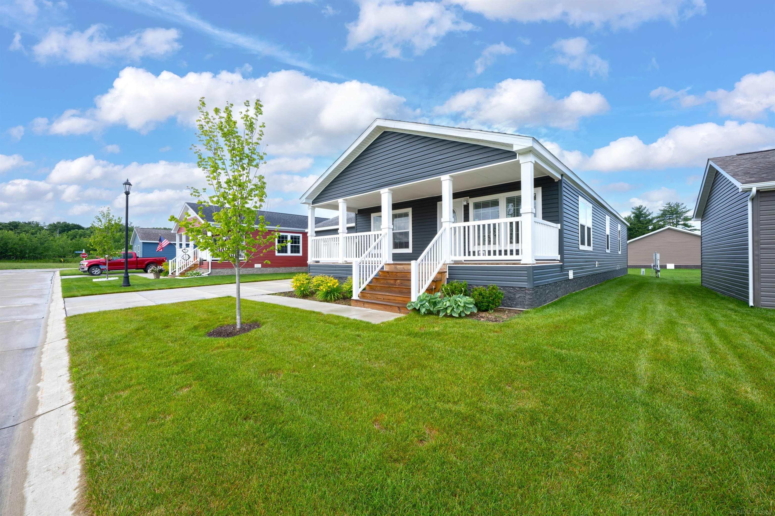 262 Riviera Drive Lapeer, MI 48446 - Photo 2 of 16 50212183-60b57b3c-915e-42aa-bfbf-a021ae4a0a56.JPG