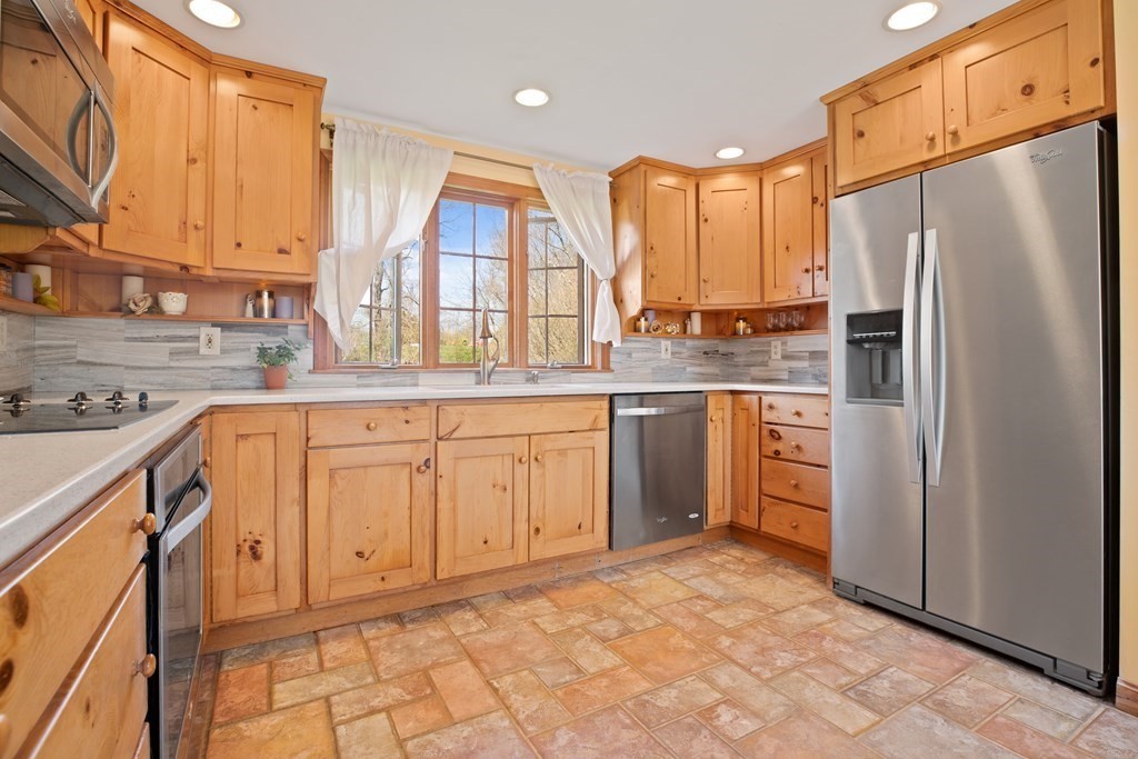 121 Mendon Road Sutton, MA 01590 - Photo 3 of 31