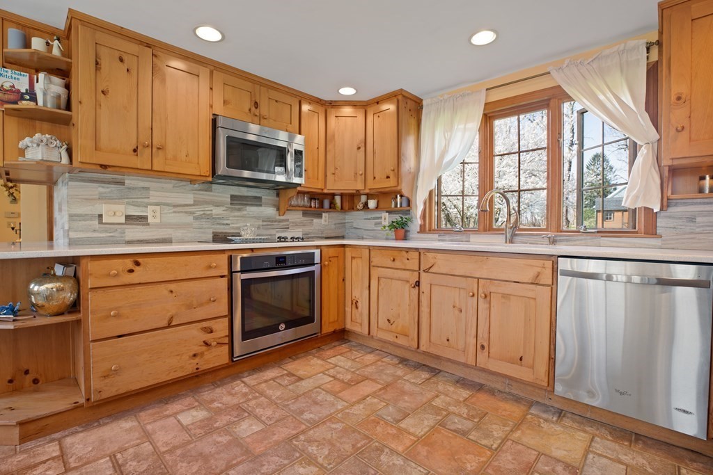 121 Mendon Road Sutton, MA 01590 - Photo 4 of 31