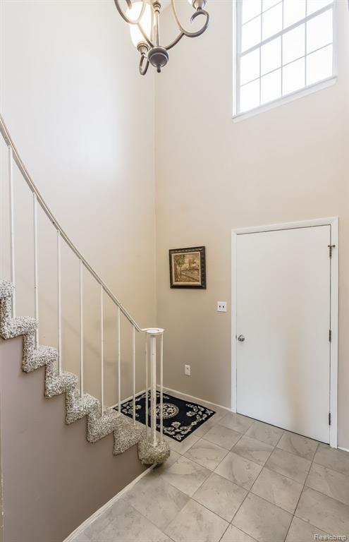 141 Stratford Lane Rochester Hills, MI 48309 - Photo 4 of 37