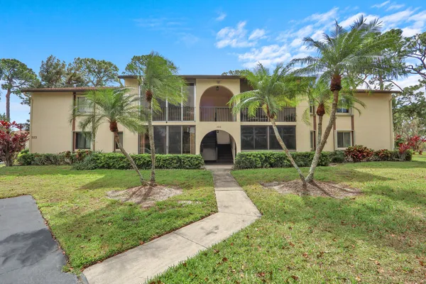 $185,000 | 323 Knotty Pine Circle, Unit A2, Greenacres, FL 33463
