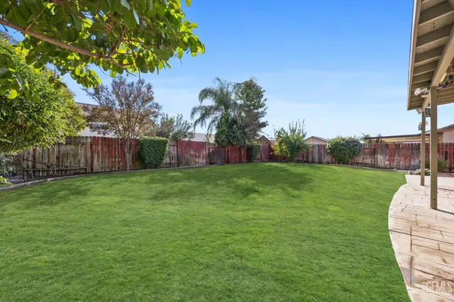 a view of a backyard with pathway