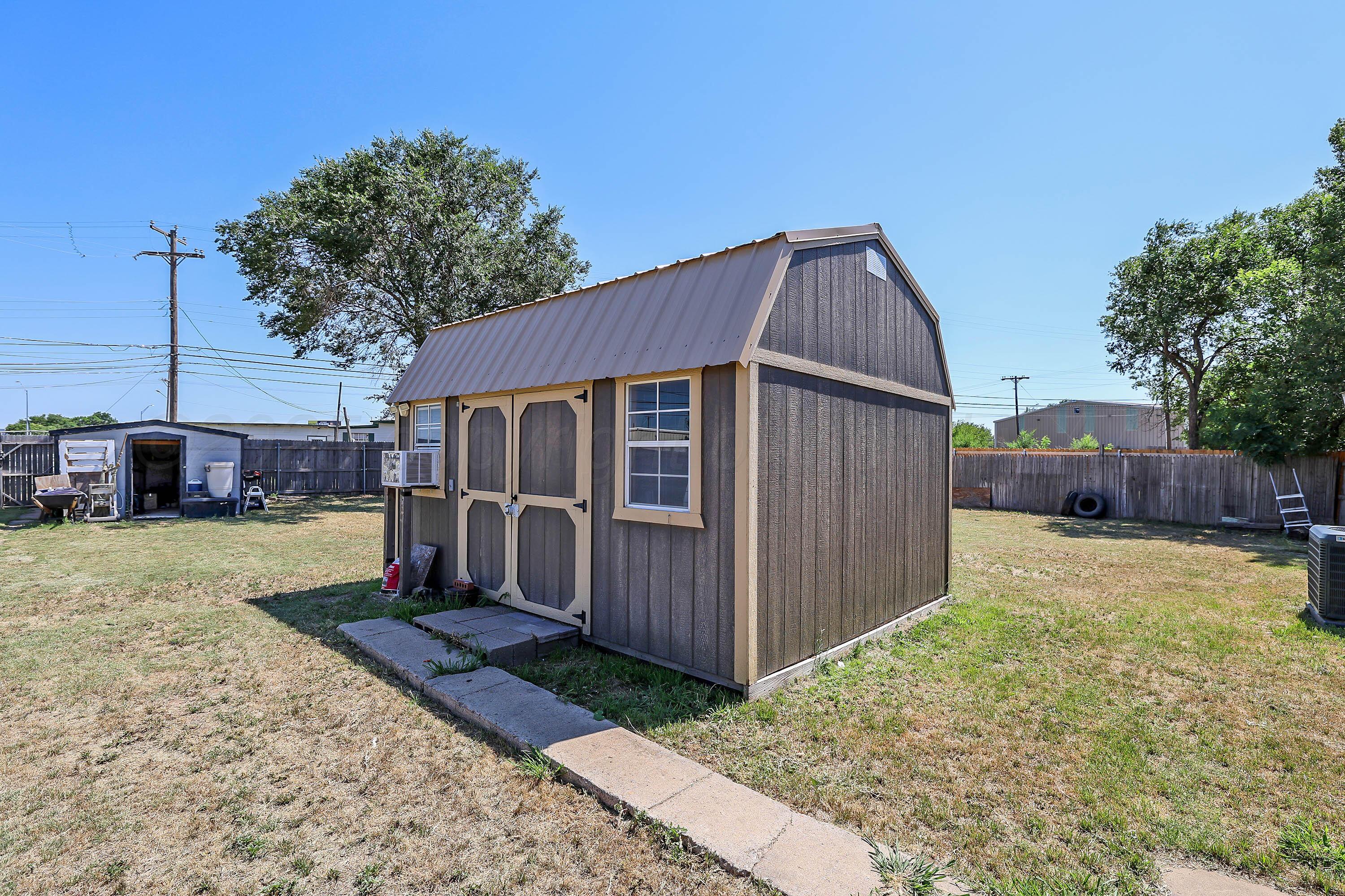 5811 Oregon Trail Amarillo, TX 79109 - Photo 3 of 22 a house view with a outdoor space