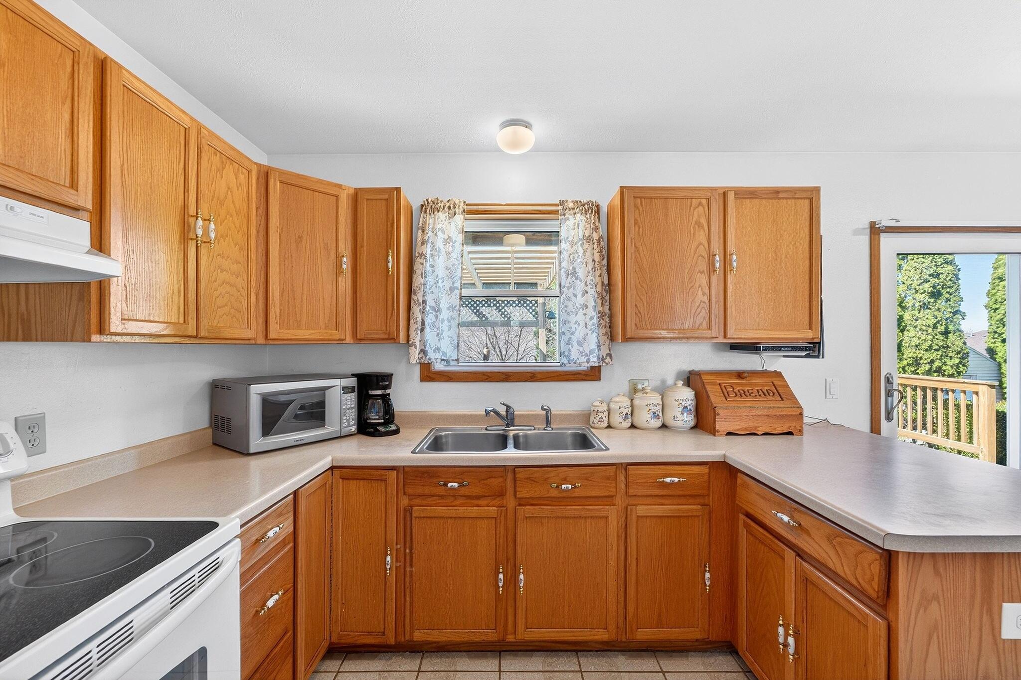 804 Fieldstone Way Watertown, WI 53094 - Photo 11 of 32 Kitchen