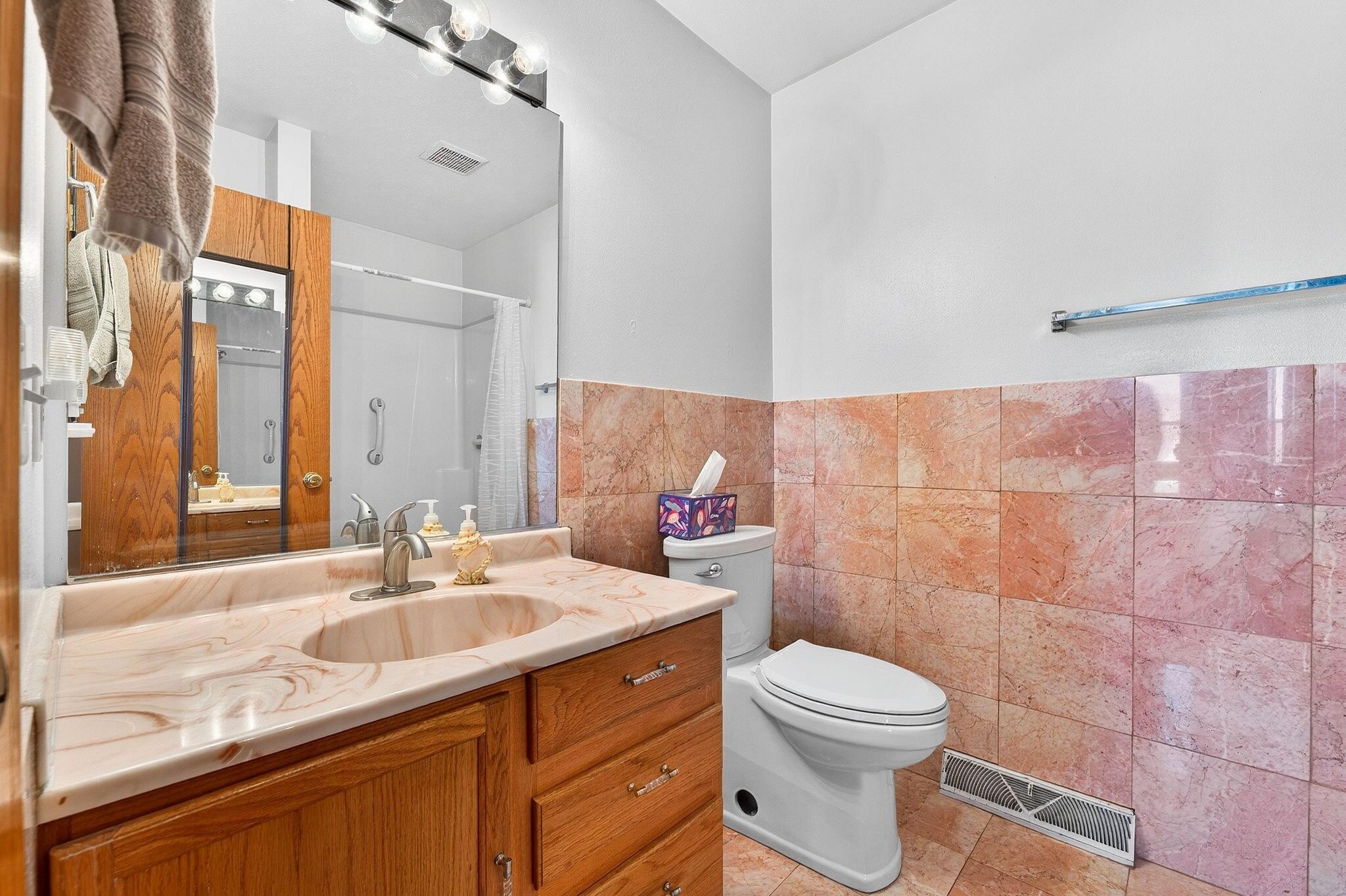 804 Fieldstone Way Watertown, WI 53094 - Photo 14 of 32 Primary Bath