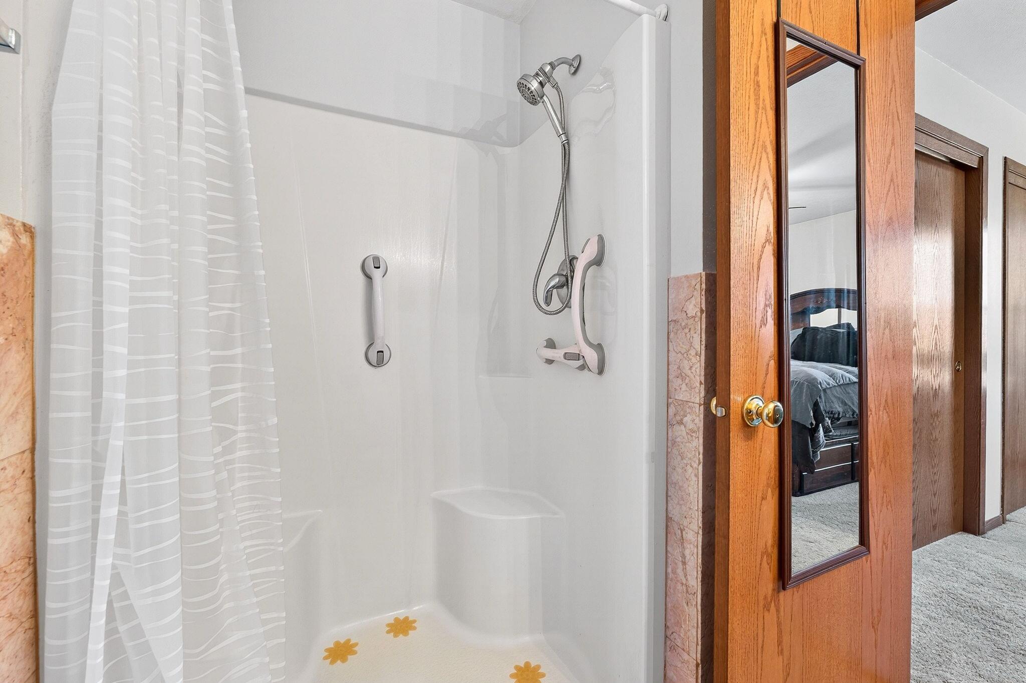 804 Fieldstone Way Watertown, WI 53094 - Photo 15 of 32 Primary Bath Shower