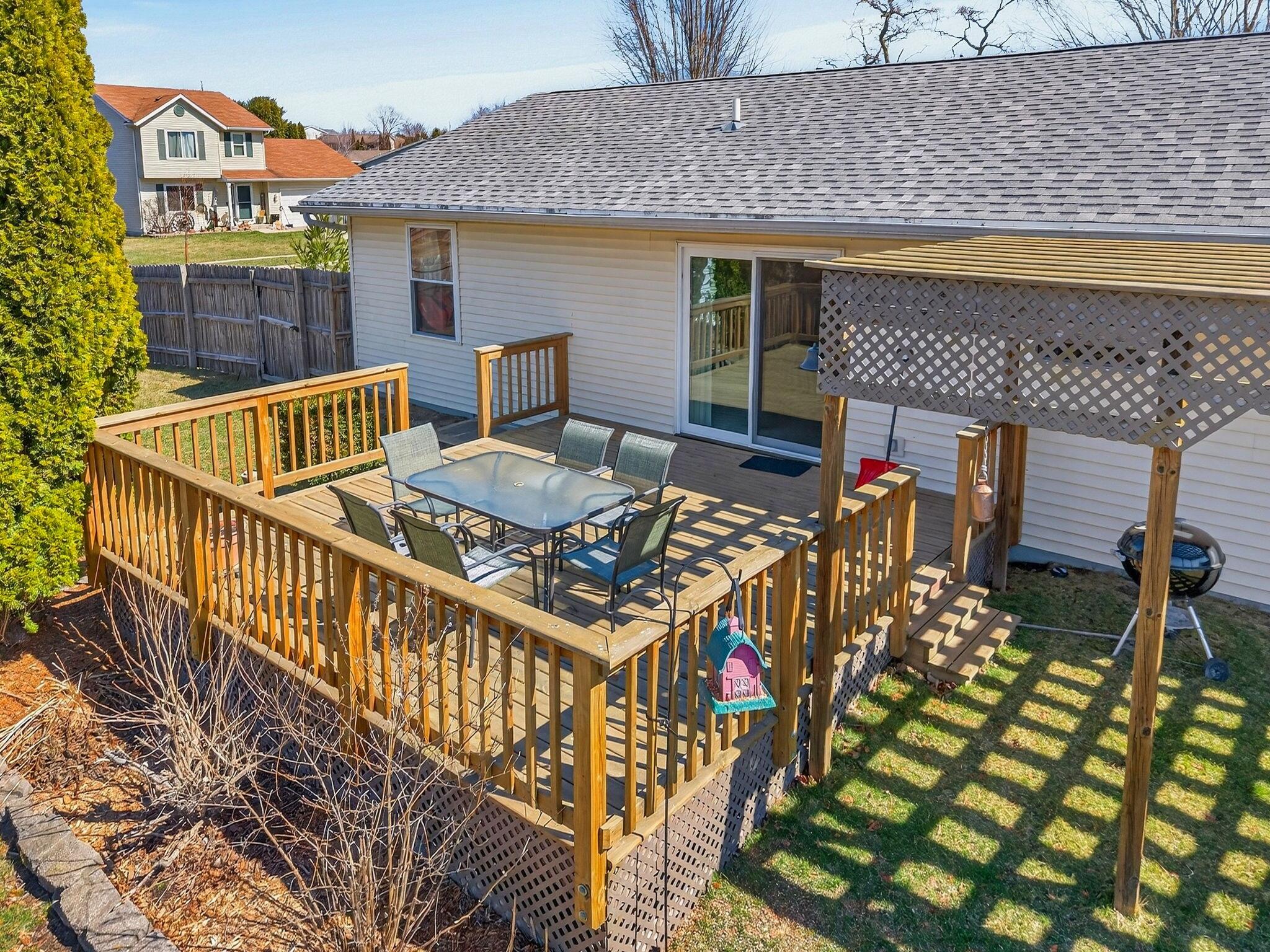 804 Fieldstone Way Watertown, WI 53094 - Photo 27 of 32 Deck