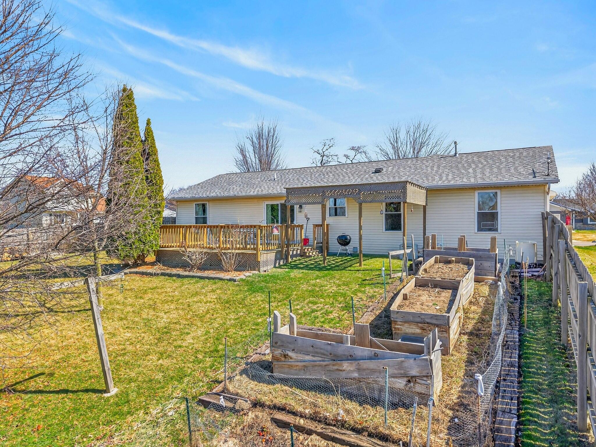 804 Fieldstone Way Watertown, WI 53094 - Photo 30 of 32 Raised Garden Beds
