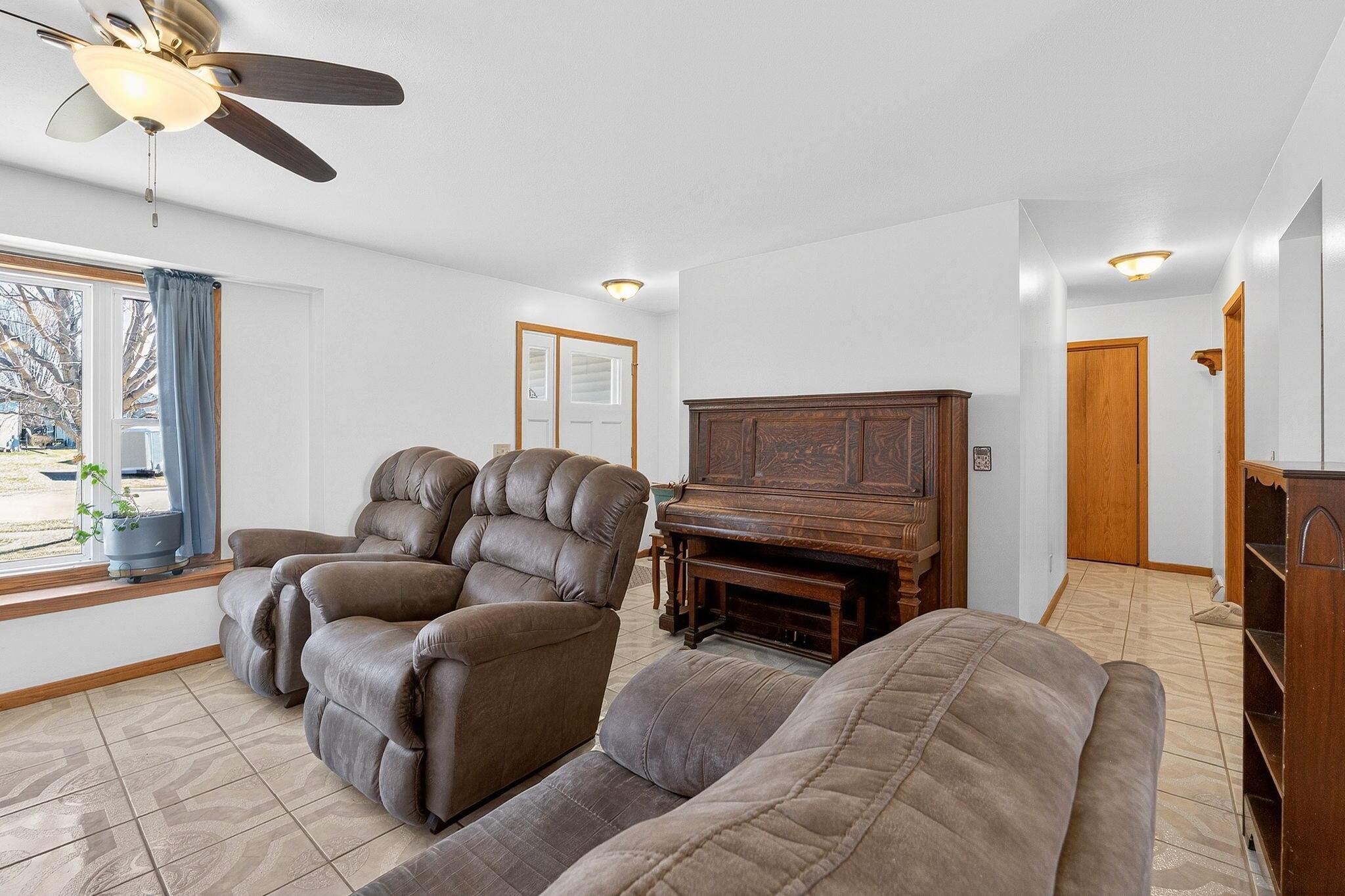 804 Fieldstone Way Watertown, WI 53094 - Photo 4 of 32 Living Room to Front Entryway