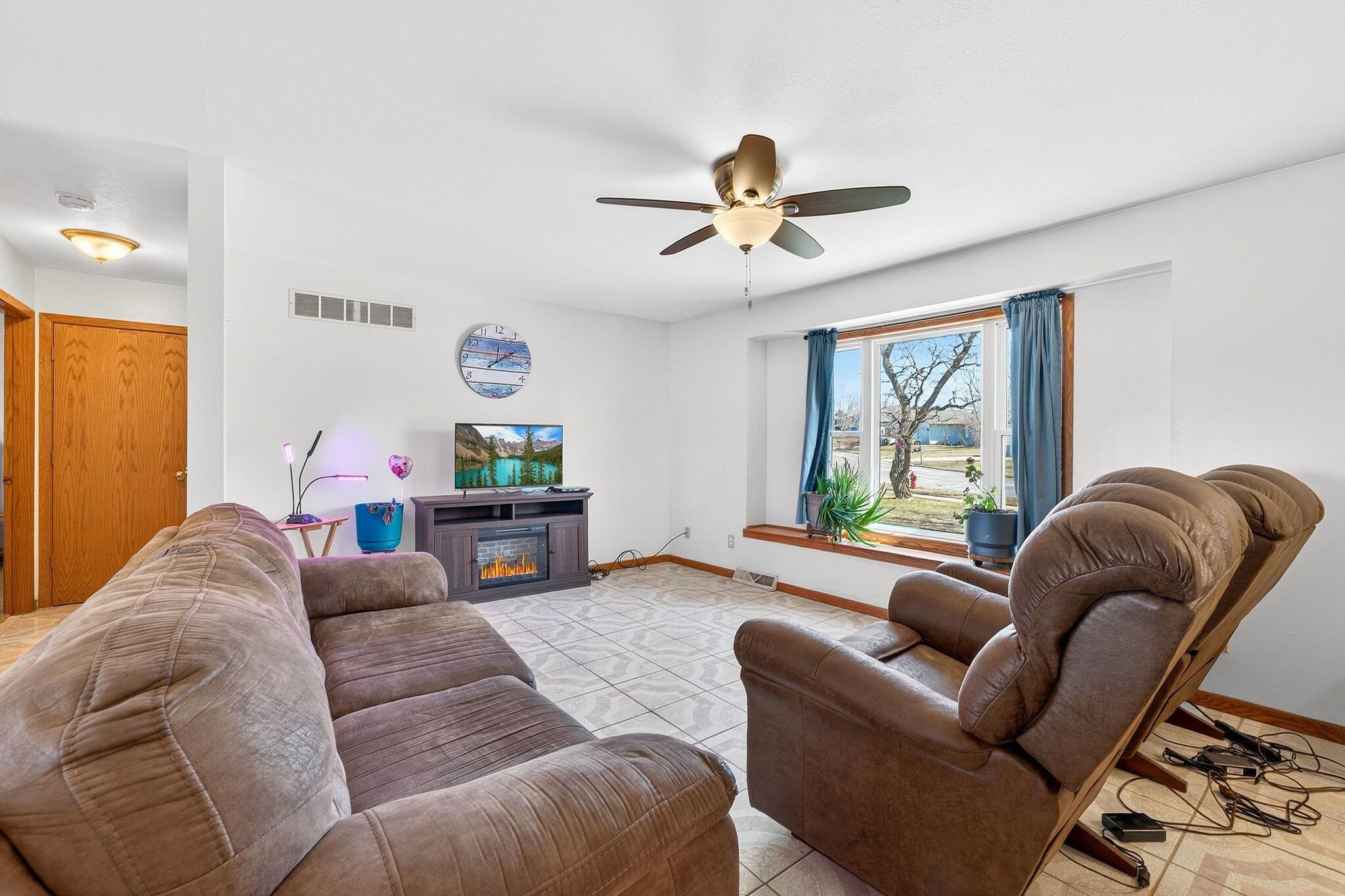 804 Fieldstone Way Watertown, WI 53094 - Photo 6 of 32 Living Rm