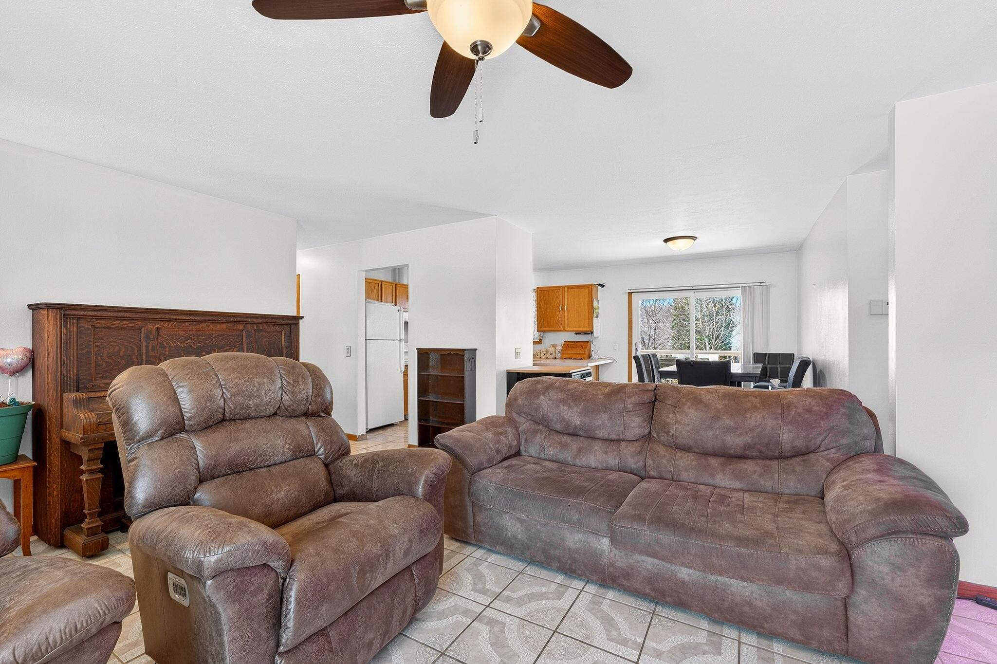 804 Fieldstone Way Watertown, WI 53094 - Photo 7 of 32 Living Room to Dining Room