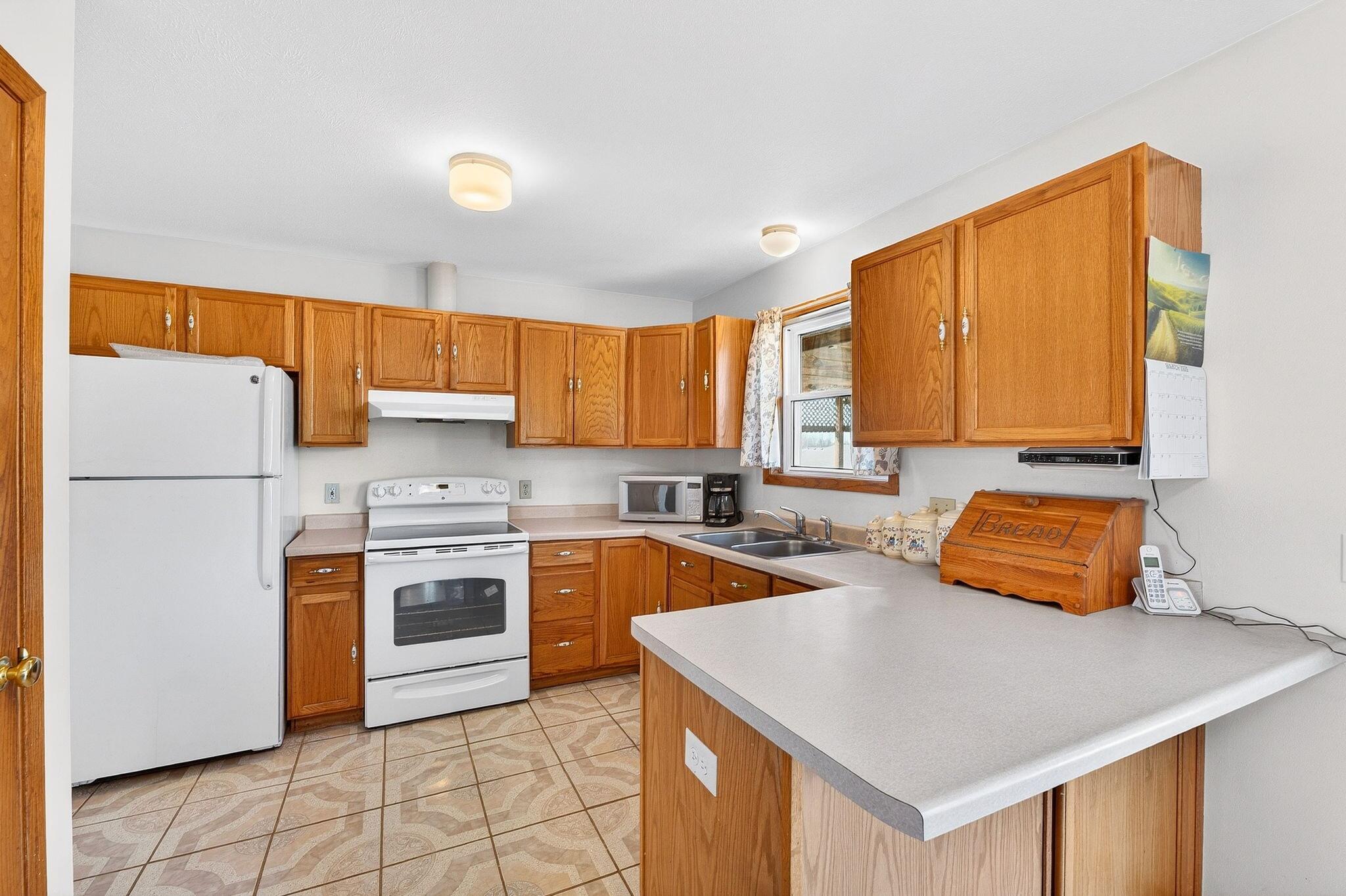 804 Fieldstone Way Watertown, WI 53094 - Photo 9 of 32 Dining Room to Kitchen
