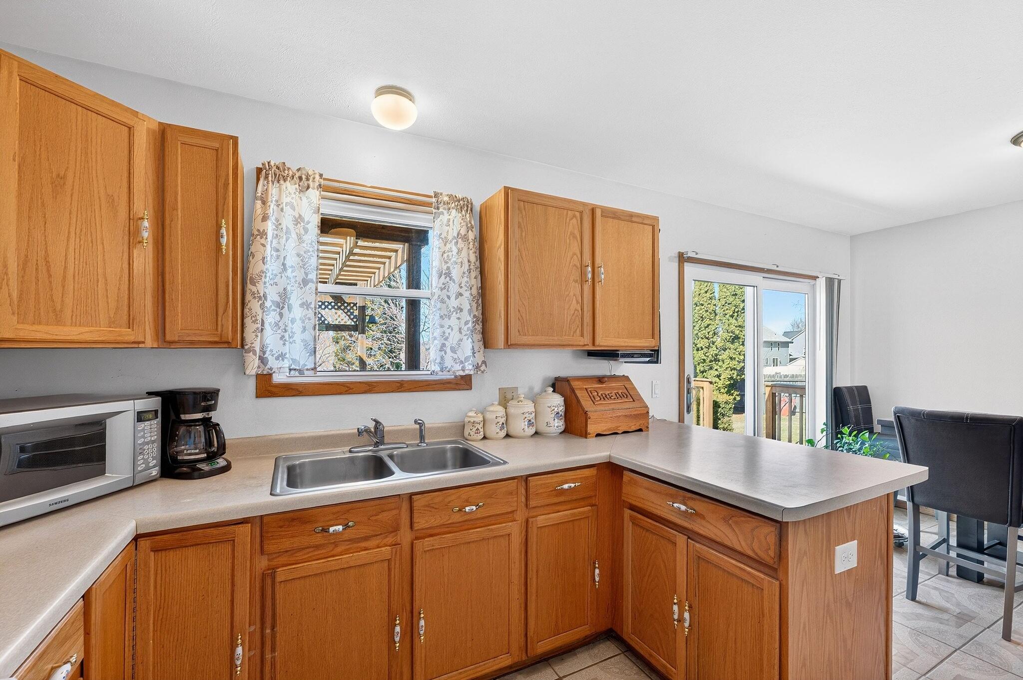 804 Fieldstone Way Watertown, WI 53094 - Photo 10 of 32 Kitchen to Dining Room