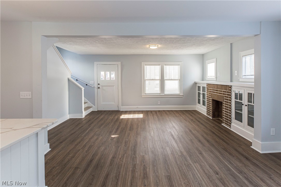 586 Brittain Road Akron, OH 44305 - Photo 7 of 13 Livingroom