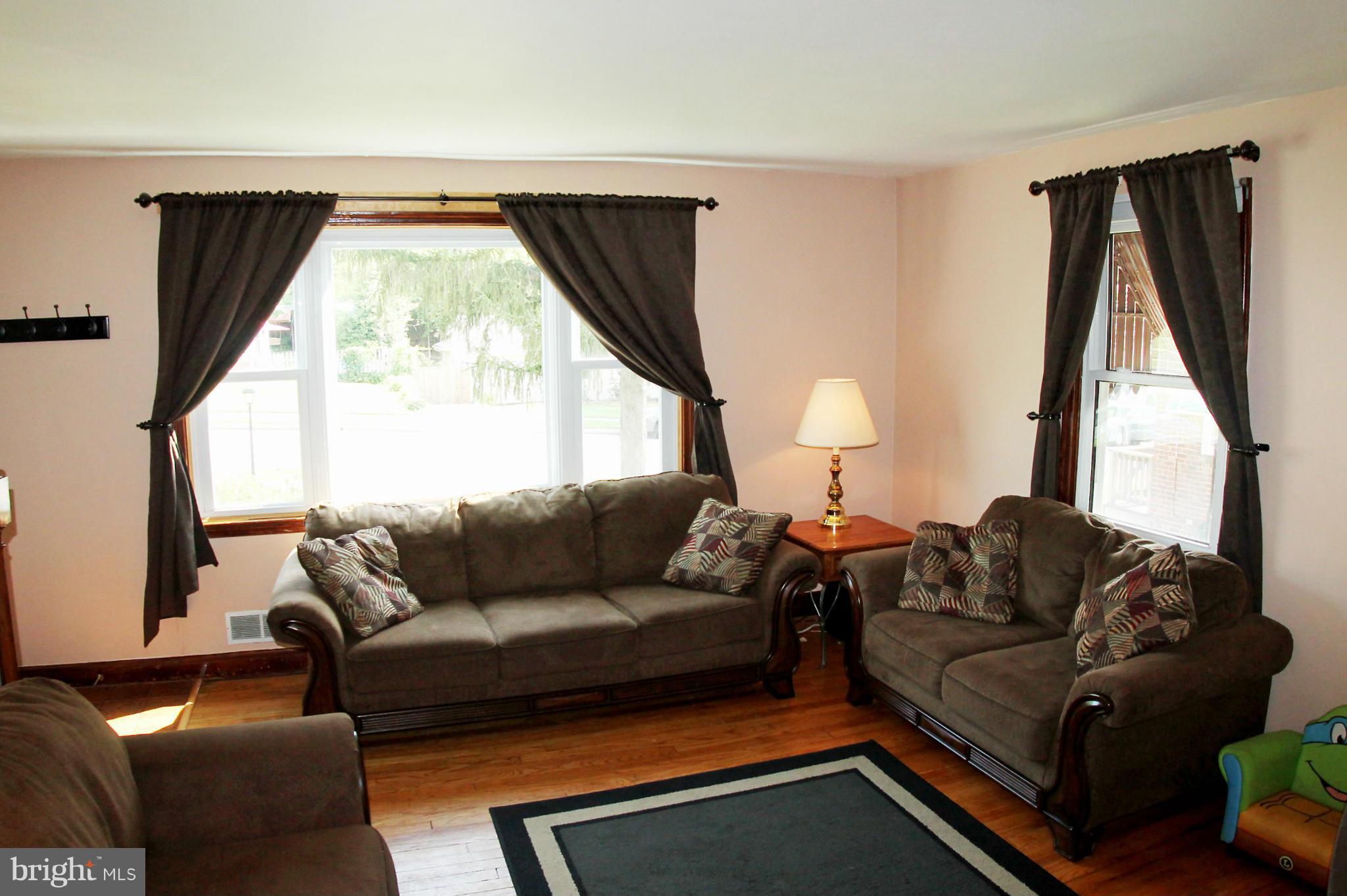 2907 Willoughby Road Baltimore, MD 21234 - Photo 4 of 30 Living Room