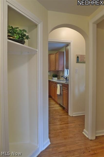 2555 Fenwick Road Cleveland, OH 44118 - Photo 11 of 25 Ample "mud room" space on side entrance by first floor powder room