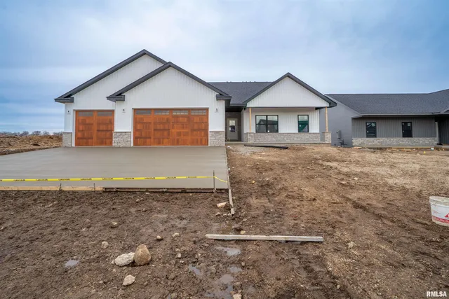 $459,000 | 1319 West Hillcrest Drive, Chillicothe, IL 61523