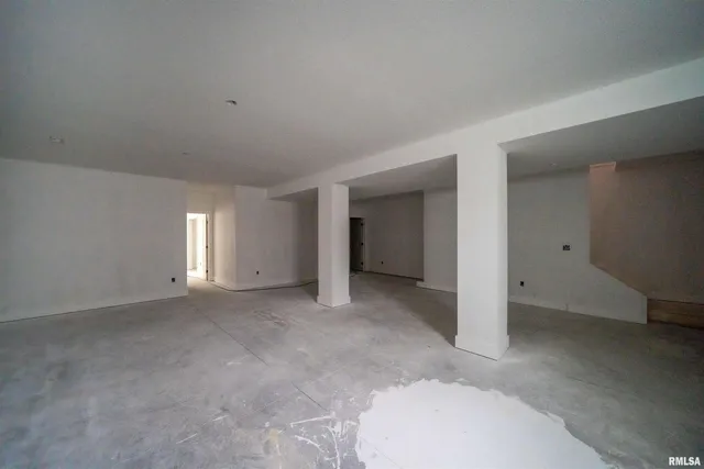 $459,000 | 1319 West Hillcrest Drive, Chillicothe, IL 61523