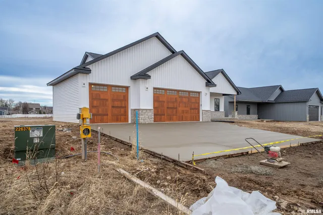 $459,000 | 1319 West Hillcrest Drive, Chillicothe, IL 61523