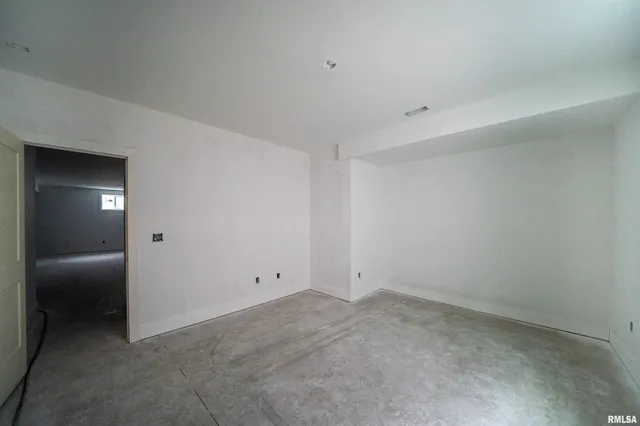 $459,000 | 1319 West Hillcrest Drive, Chillicothe, IL 61523