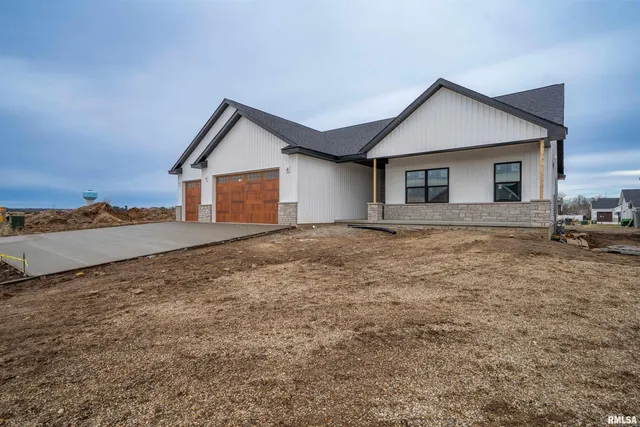 $459,000 | 1319 West Hillcrest Drive, Chillicothe, IL 61523