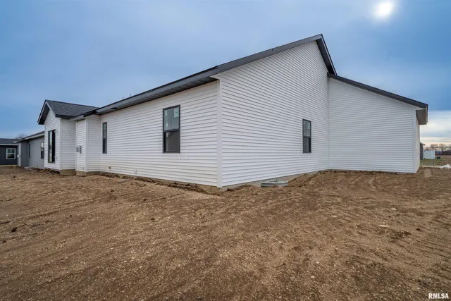 $459,000 | 1319 West Hillcrest Drive, Chillicothe, IL 61523