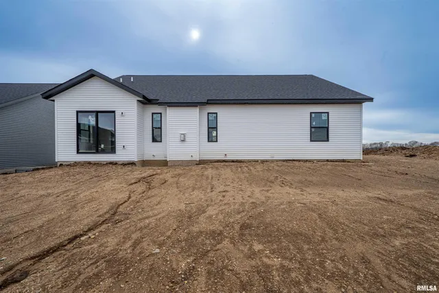 $459,000 | 1319 West Hillcrest Drive, Chillicothe, IL 61523