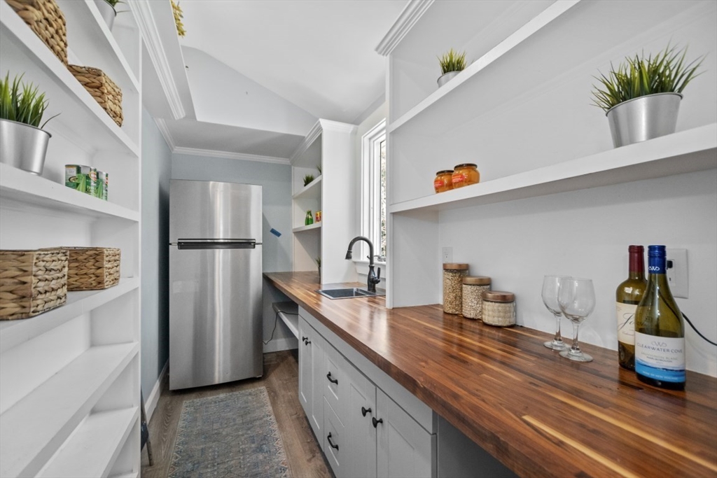 154 Topsfield Road Boxford, MA 01921 - Photo 4 of 39 a kitchen with a refrigerator and a sink