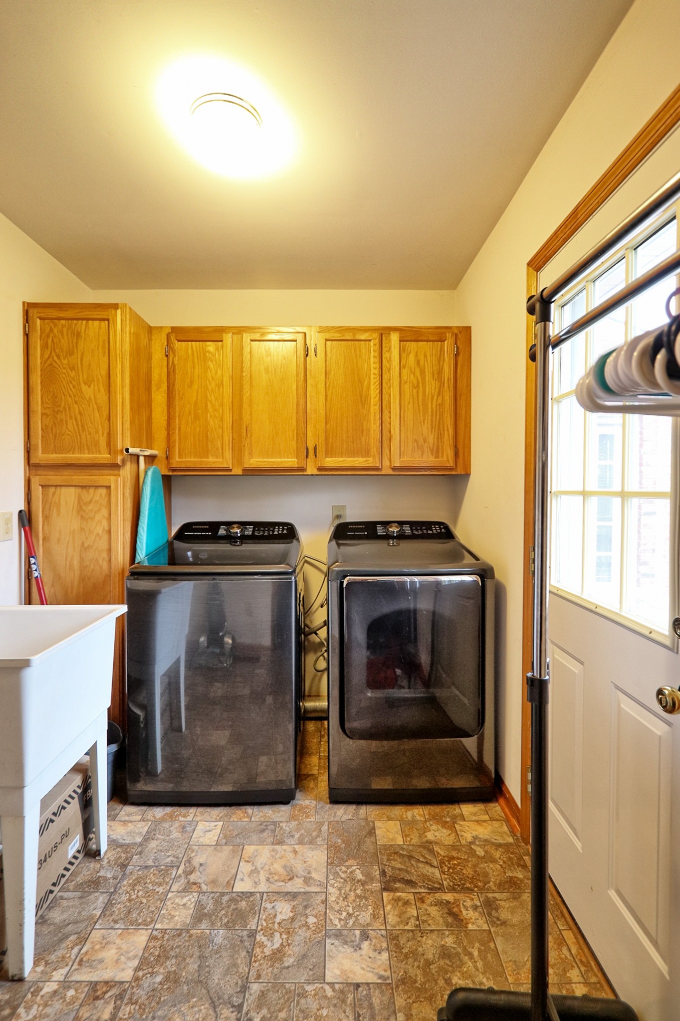 809 Nathan Drive Columbia, TN 38401 - Photo 24 of 41 a kitchen with a stove and a sink