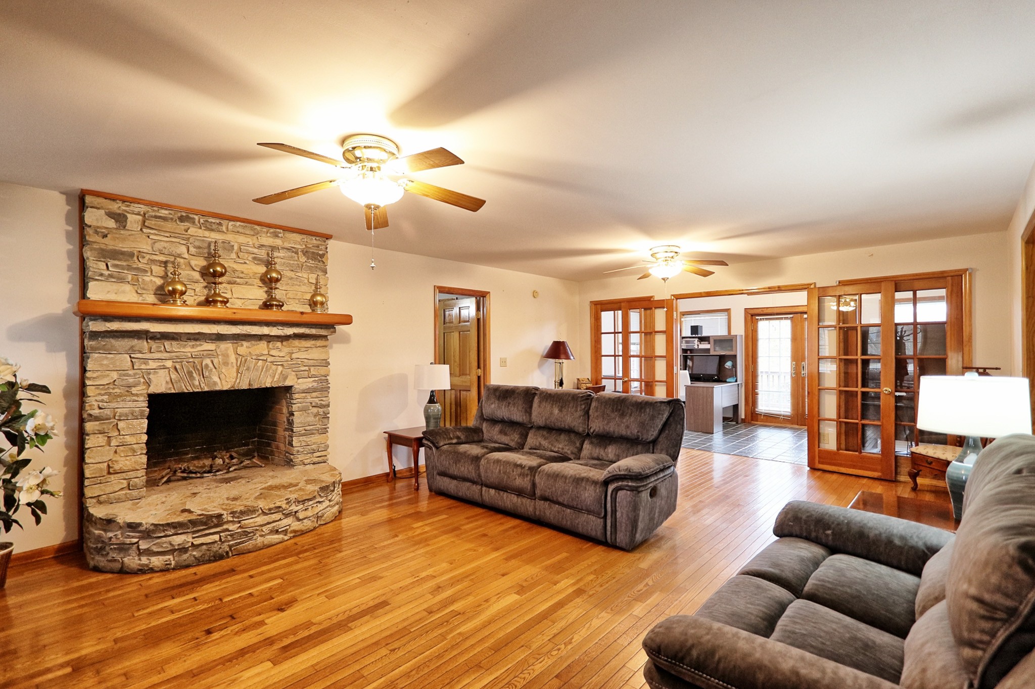 809 Nathan Drive Columbia, TN 38401 - Photo 4 of 41 a living room with furniture and a fireplace