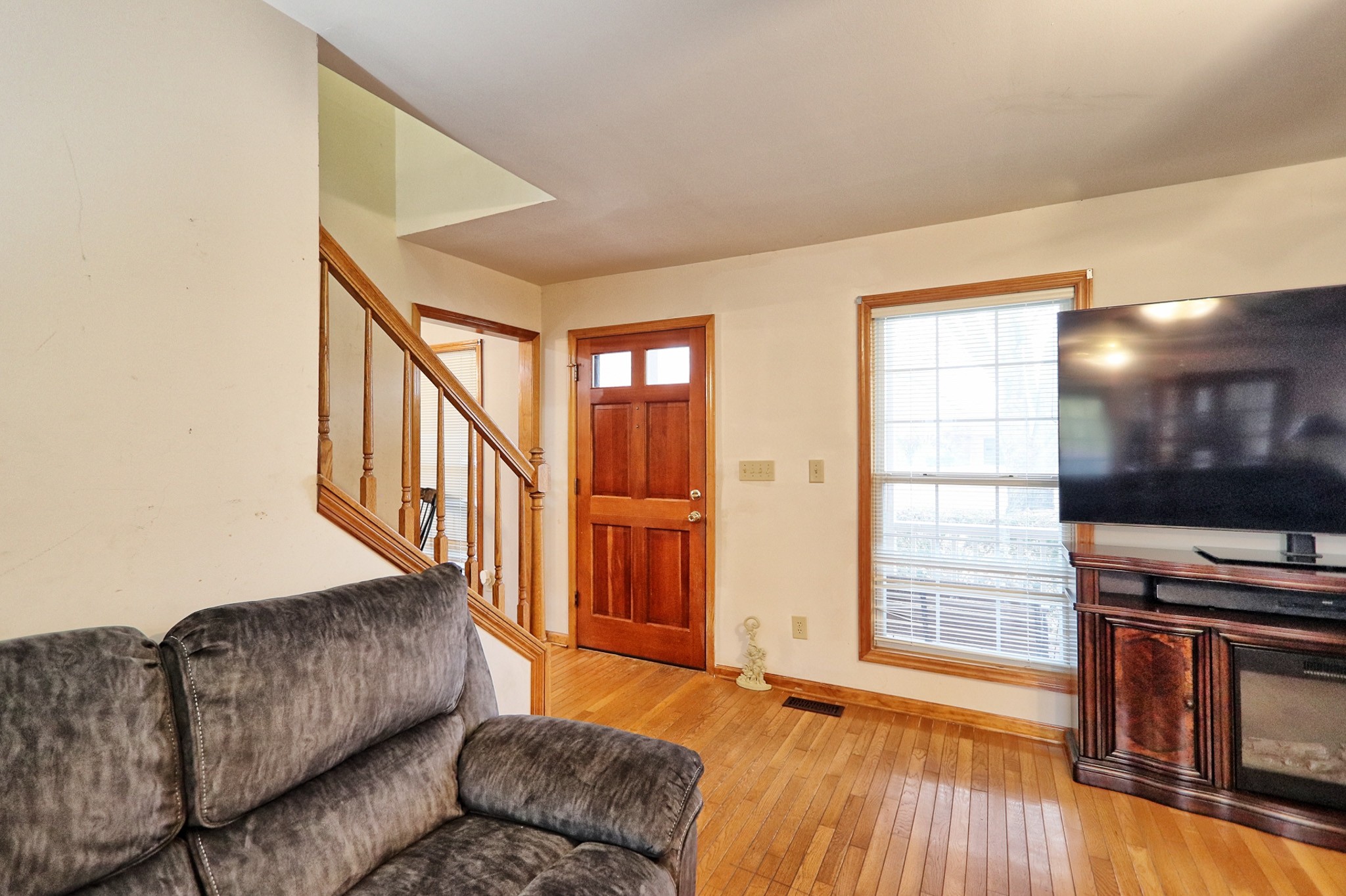 809 Nathan Drive Columbia, TN 38401 - Photo 5 of 41 a living room with furniture and a flat screen tv