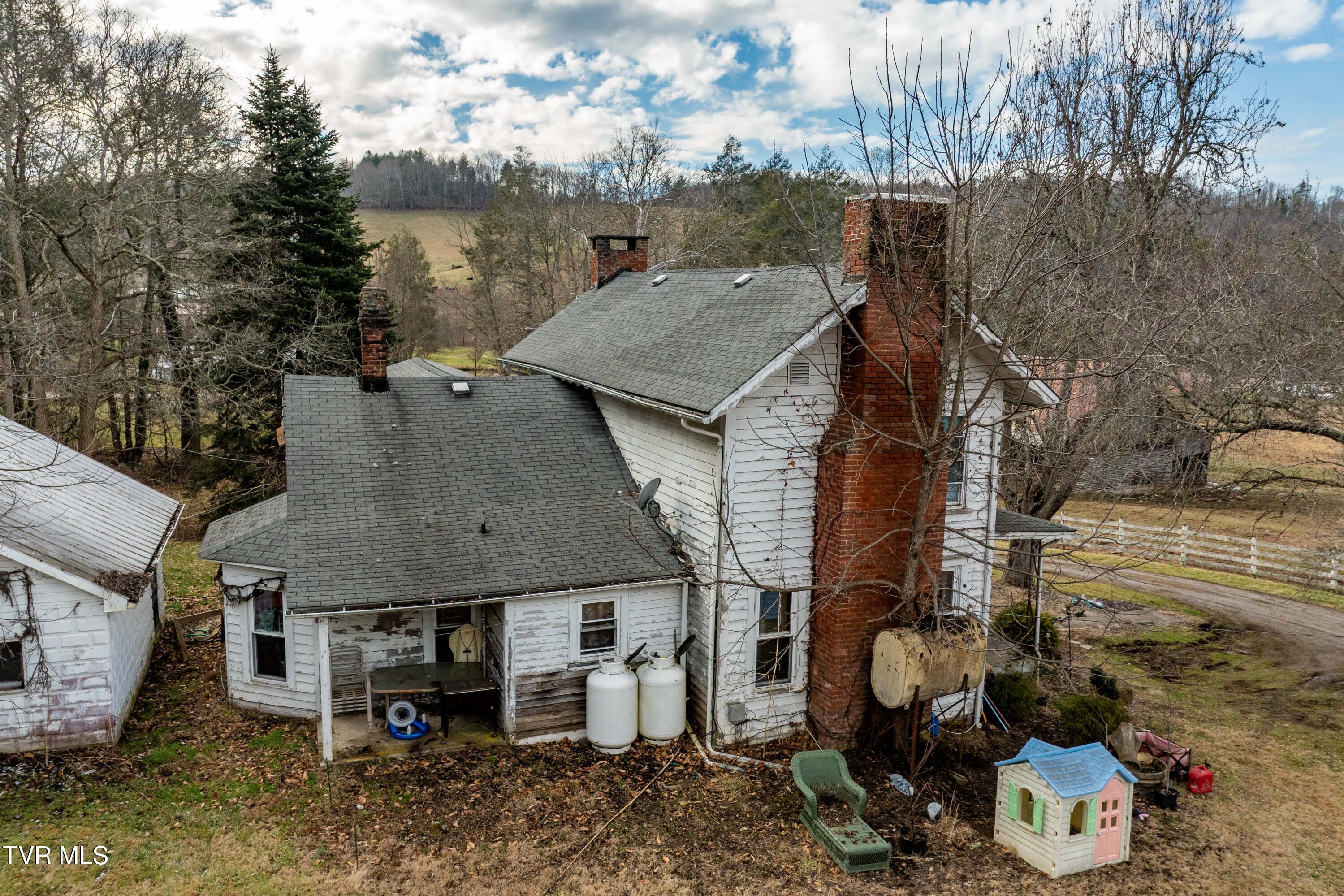 517 Mill Creek Road Mountain City, TN 37683 - Photo 5 of 35 517 Mill Creek Road (36 of 38)