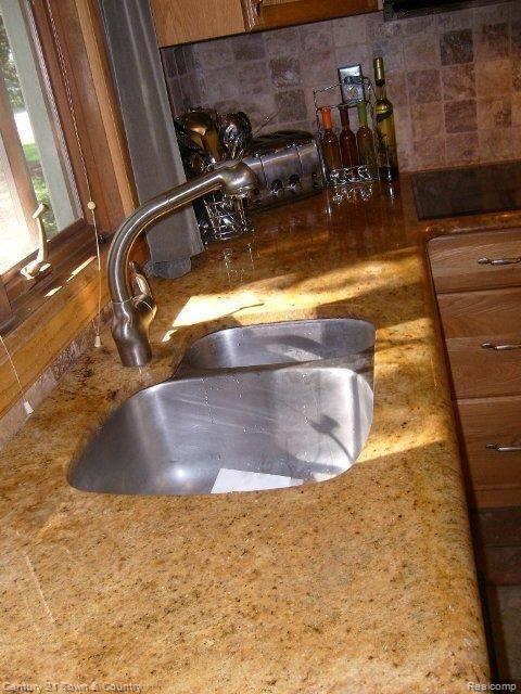 7029 Springridge Road West Bloomfield, MI 48322 - Photo 3 of 25 Newer Granite Countertops