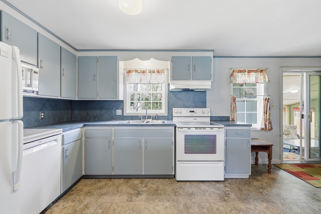 135 Pine Acre Road Springfield, MA 01129 - Photo 10 of 35