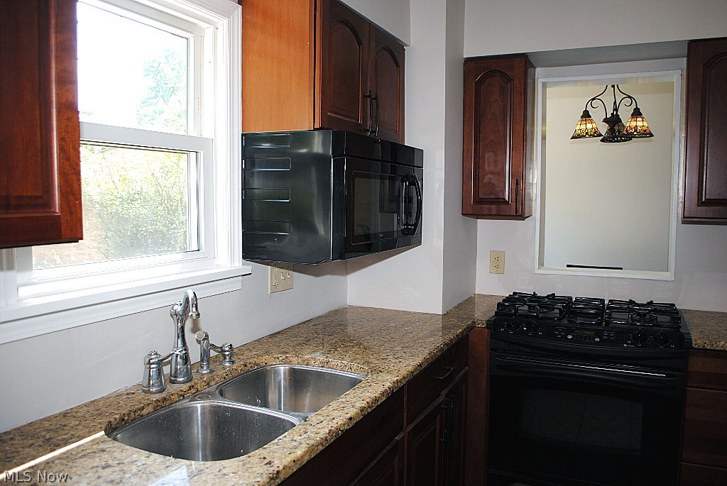 3782 Hillbrook Road Cleveland, OH 44118 - Photo 8 of 20