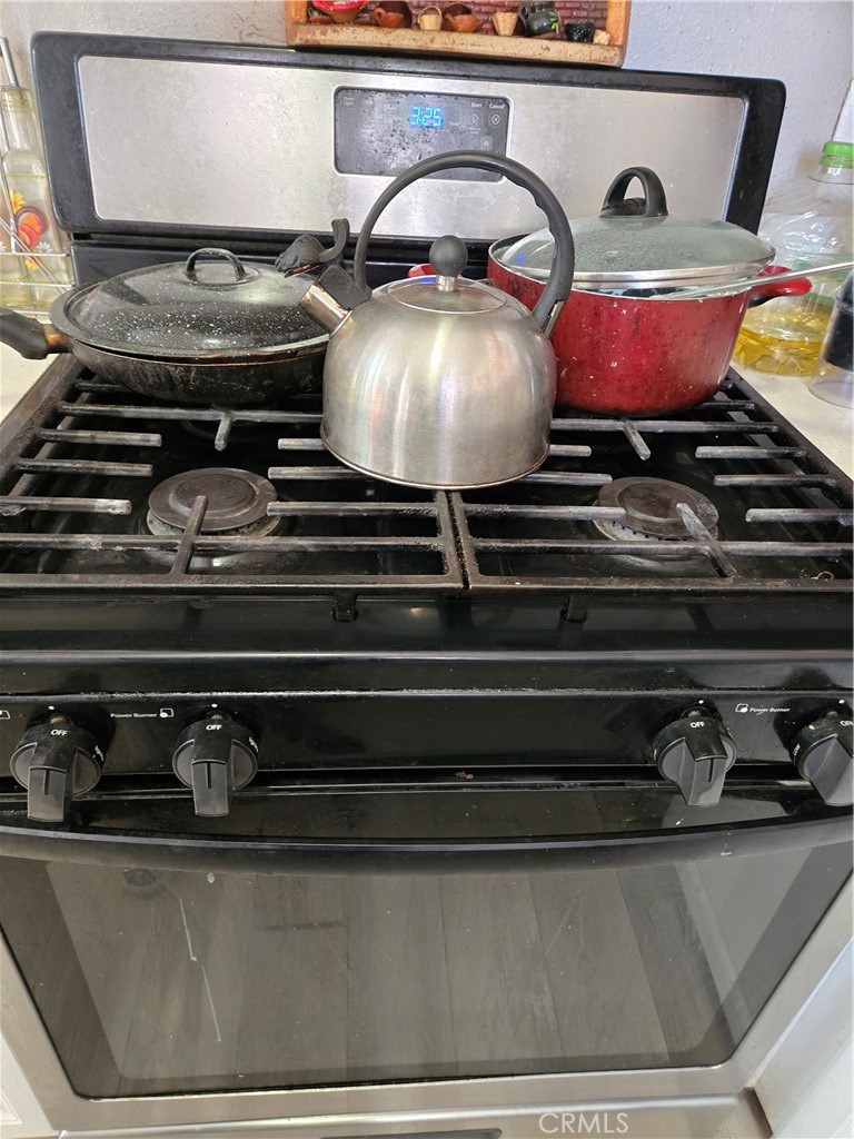 40525 166th Street East Lancaster, CA 93535 - Photo 9 of 30 a close view of stove top oven