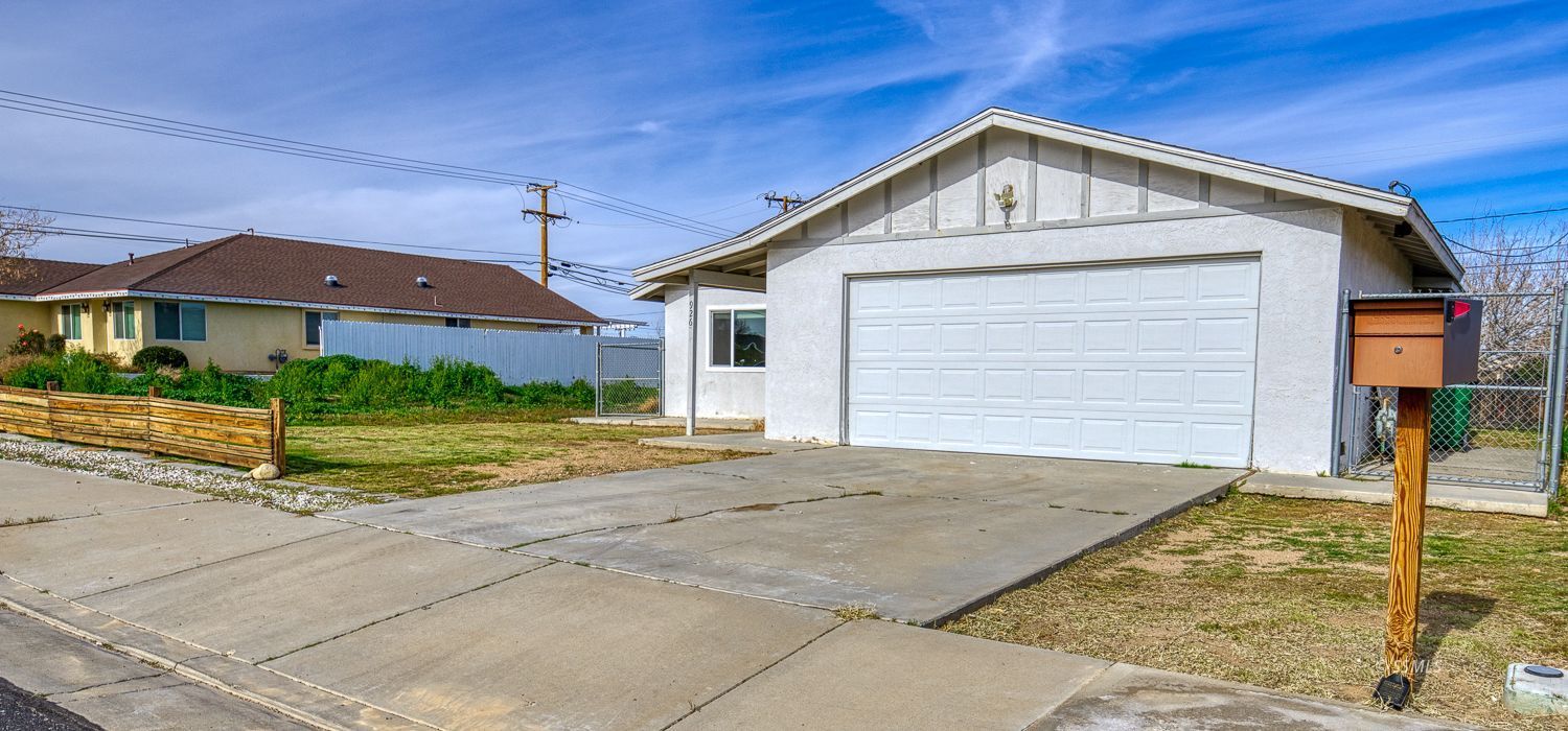 926 West Dolphin Avenue Ridgecrest, CA 93555 - Photo 3 of 33 Gallery Image 3