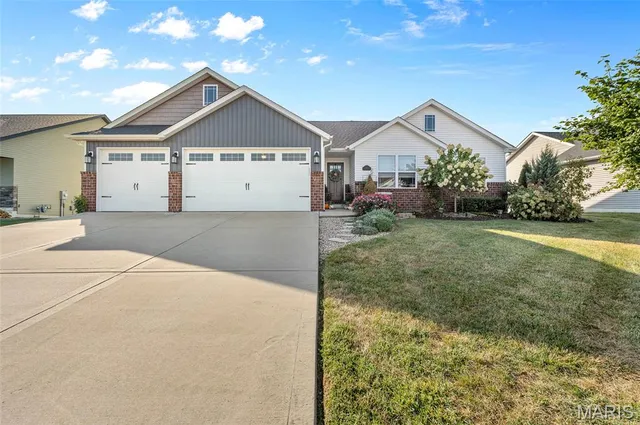 $425,000 | 325 McClelland Drive, Troy, IL 62294