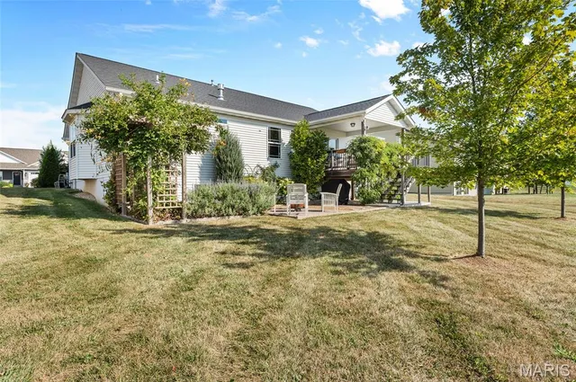 $425,000 | 325 McClelland Drive, Troy, IL 62294