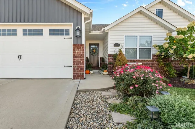 $425,000 | 325 McClelland Drive, Troy, IL 62294