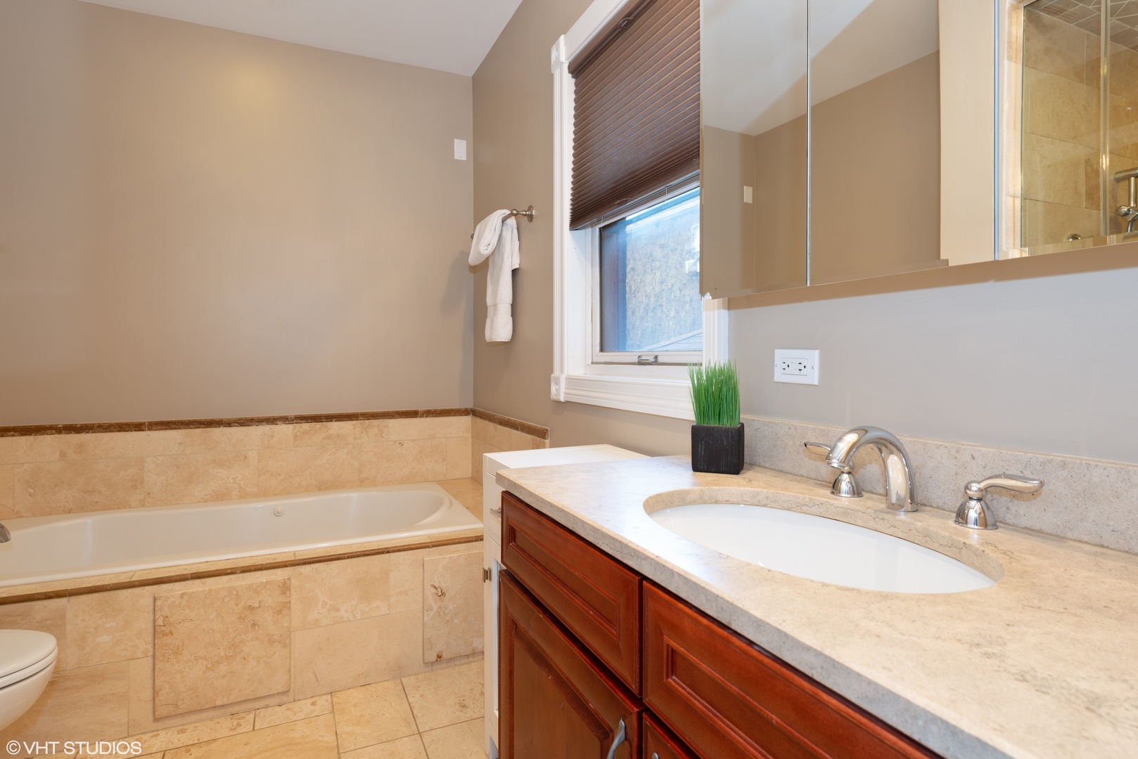 2430 West Iowa Street, Unit 1 Chicago, IL 60622 - Photo 9 of 17