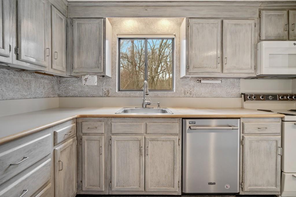 18 Leonard Road Framingham, MA 01701 - Photo 3 of 42 Gallery Image 3