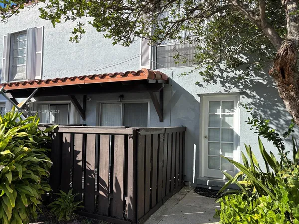 $2,400 | 10806 North Kendall Drive, Unit P26, Miami, FL 33176