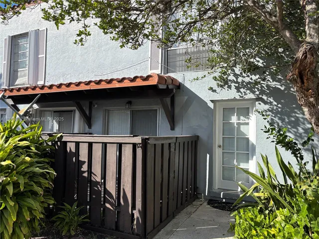 $2,400 | 10806 North Kendall Drive, Unit P26, Miami, FL 33176