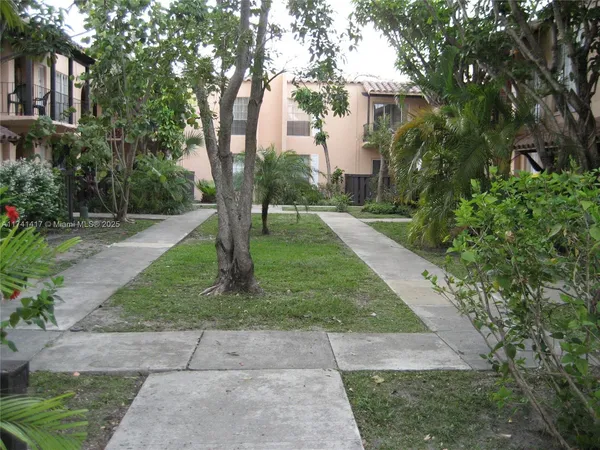 $2,400 | 10806 North Kendall Drive, Unit P26, Miami, FL 33176