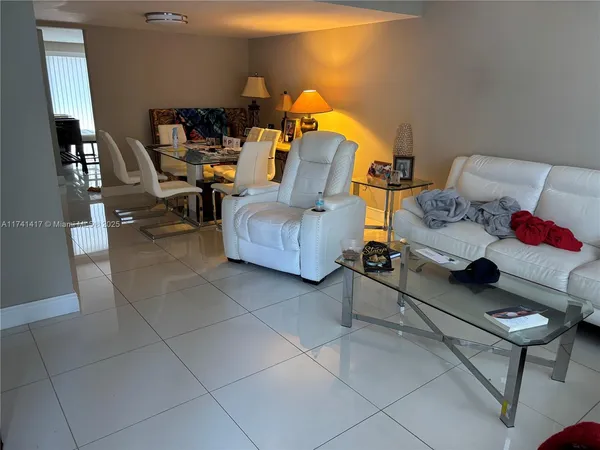 $2,400 | 10806 North Kendall Drive, Unit P26, Miami, FL 33176